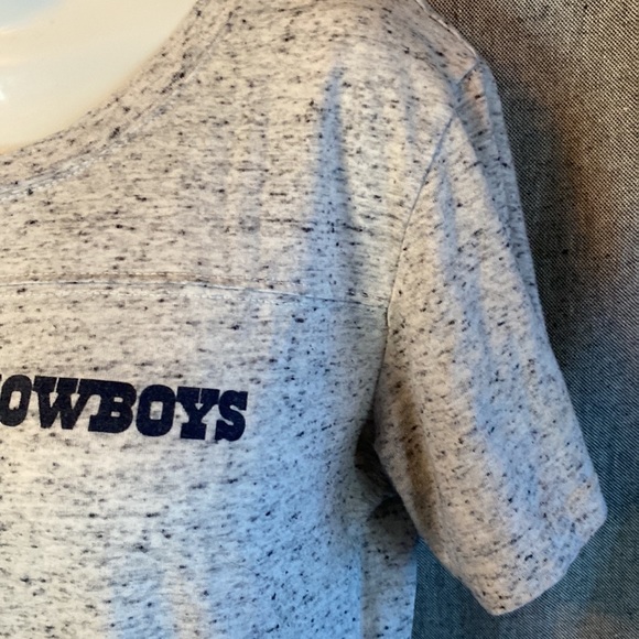 Dallas Cowboys Tee Size Medium. Free matching earrings with purchase! - Picture 4 of 6